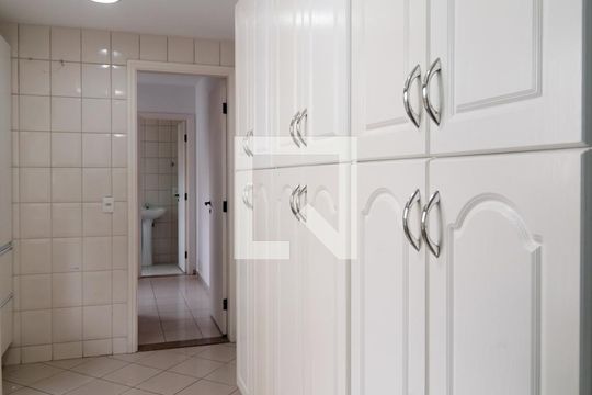Apartamento em Campo Belo, com 4 dormitórios. Excelente opção para compra ou venda! — Área de Serviço