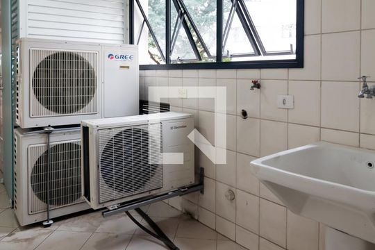Apartamento em Campo Belo, com 4 dormitórios. Excelente opção para compra ou venda! — Área de Serviço