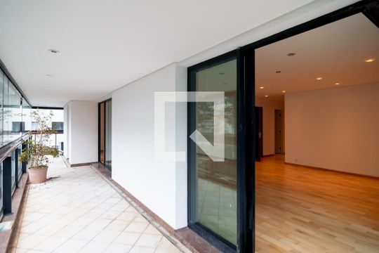 Apartamento em Campo Belo, com 4 dormitórios. Excelente opção para compra ou venda! — Varanda