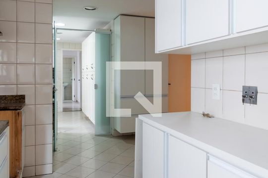 Apartamento em Campo Belo, com 4 dormitórios. Excelente opção para compra ou venda! — Cozinha