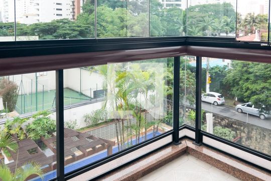 Apartamento em Campo Belo, com 4 dormitórios. Excelente opção para compra ou venda! — Varanda Quarto 4 - Suíte Master