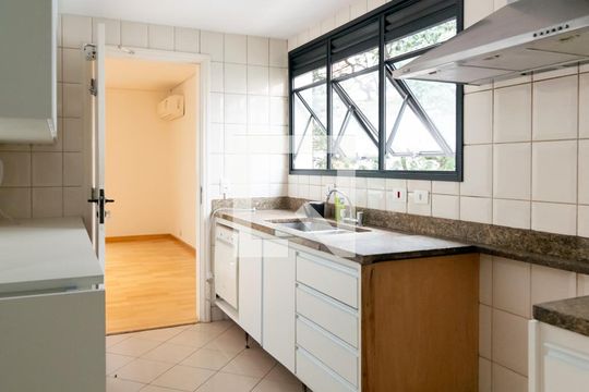 Apartamento em Campo Belo, com 4 dormitórios. Excelente opção para compra ou venda! — Cozinha