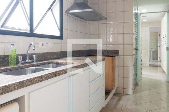Apartamento em Campo Belo, com 4 dormitórios. Excelente opção para compra ou venda! — Cozinha