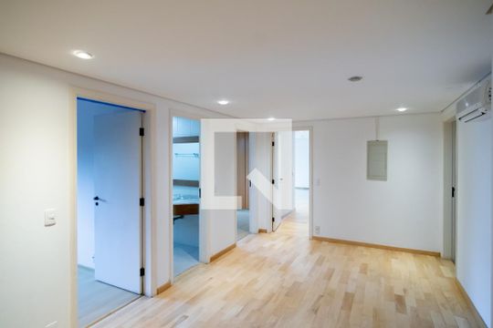 Apartamento em Campo Belo, com 4 dormitórios. Excelente opção para compra ou venda! — Sala Íntima