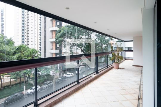 Apartamento em Campo Belo, com 4 dormitórios. Excelente opção para compra ou venda! — Varanda