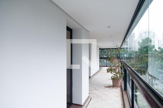 Apartamento em Campo Belo, com 4 dormitórios. Excelente opção para compra ou venda! — Varanda