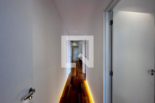 Apartamento em Campo Belo com 3 quartos e closet. Academia no condomínio. Ideal para comprar. — Corredor Quartos