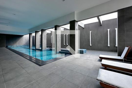 Apartamento em Campo Belo com 3 quartos e closet. Academia no condomínio. Ideal para comprar. — Piscina
