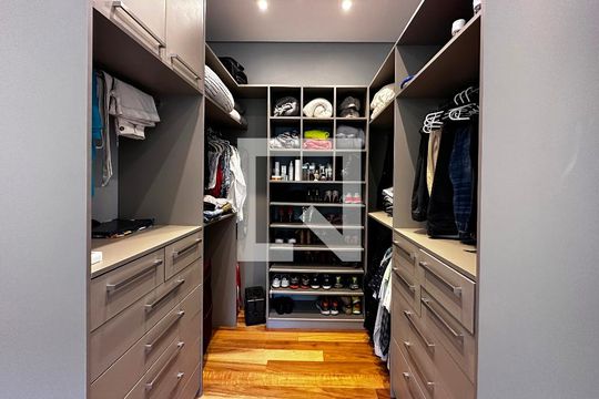 Apartamento em Campo Belo com 3 quartos e closet. Academia no condomínio. Ideal para comprar. — Closet Suíte 2