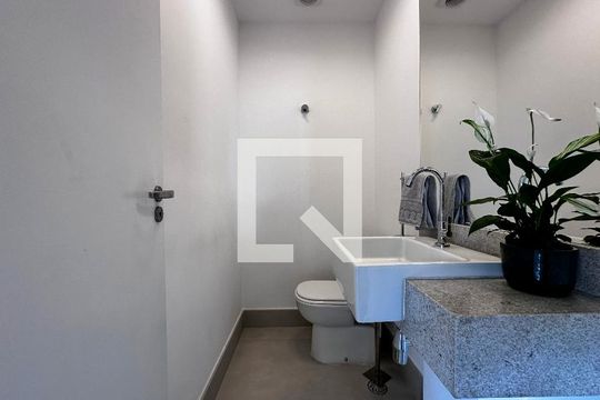 Apartamento em Campo Belo com 3 quartos e closet. Academia no condomínio. Ideal para comprar. — Lavabo