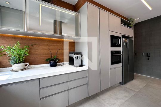 Apartamento em Campo Belo com 3 quartos e closet. Academia no condomínio. Ideal para comprar. — Cozinha