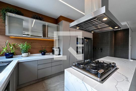 Apartamento em Campo Belo com 3 quartos e closet. Academia no condomínio. Ideal para comprar. — Cozinha