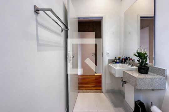 Apartamento em Campo Belo com 3 quartos e closet. Academia no condomínio. Ideal para comprar. — Banheiro 2 Suíte 2
