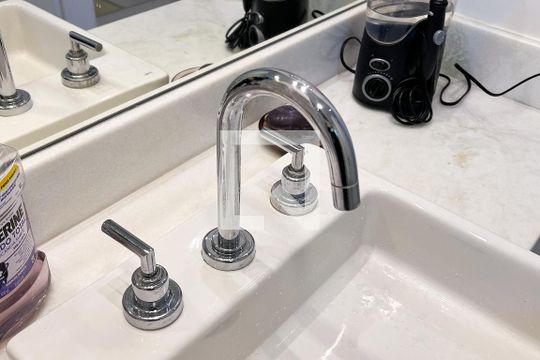 Apartamento mobiliado em Indianópolis, 2 quartos, academia e churrasqueira no condomínio. Ideal para comprar. — Banheiro da Suíte