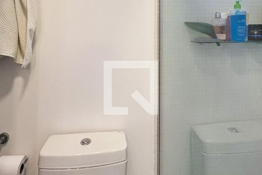 Apartamento mobiliado em Indianópolis, 2 quartos, academia e churrasqueira no condomínio. Ideal para comprar. — Banheiro da Suíte