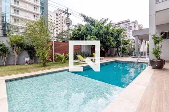 Apartamento mobiliado em Indianópolis, 2 quartos, academia e churrasqueira no condomínio. Ideal para comprar. — Piscina