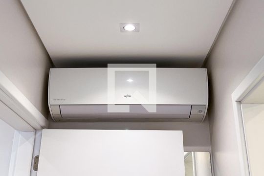 Apartamento mobiliado em Indianópolis, 2 quartos, academia e churrasqueira no condomínio. Ideal para comprar. — Suíte