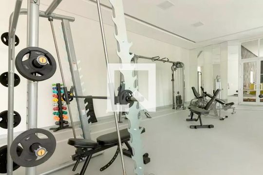Apartamento mobiliado em Indianópolis, 2 quartos, academia e churrasqueira no condomínio. Ideal para comprar. — Academia