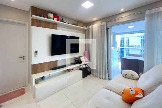 Apartamento mobiliado em Indianópolis, 2 quartos, academia e churrasqueira no condomínio. Ideal para comprar. — Sala