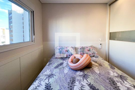 Apartamento mobiliado em Indianópolis, 2 quartos, academia e churrasqueira no condomínio. Ideal para comprar. — Suíte