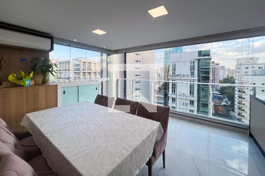 Apartamento mobiliado em Indianópolis, 2 quartos, academia e churrasqueira no condomínio. Ideal para comprar. — Varanda