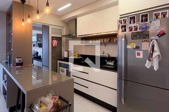 Apartamento mobiliado em Indianópolis, 2 quartos, academia e churrasqueira no condomínio. Ideal para comprar. — Cozinha/Área de Serviço