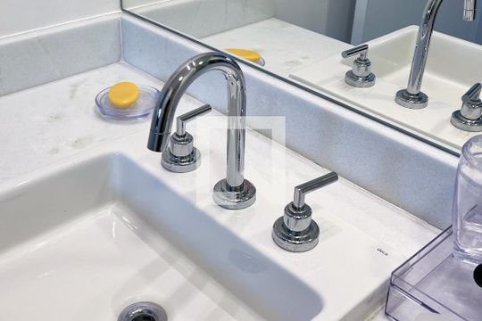 Apartamento mobiliado em Indianópolis, 2 quartos, academia e churrasqueira no condomínio. Ideal para comprar. — Banheiro