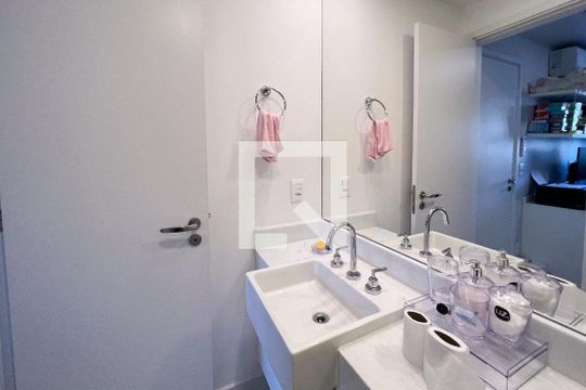 Apartamento mobiliado em Indianópolis, 2 quartos, academia e churrasqueira no condomínio. Ideal para comprar. — Banheiro