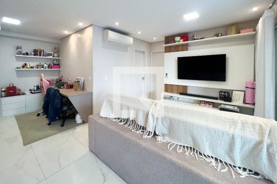 Apartamento mobiliado em Indianópolis, 2 quartos, academia e churrasqueira no condomínio. Ideal para comprar. — Sala