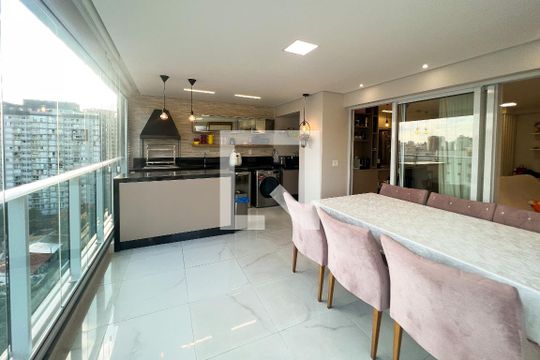 Apartamento mobiliado em Indianópolis, 2 quartos, academia e churrasqueira no condomínio. Ideal para comprar. — Varanda