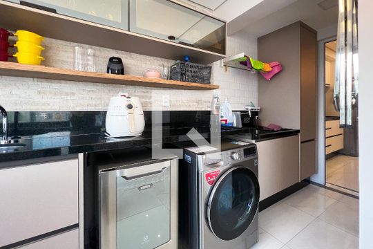 Apartamento mobiliado em Indianópolis, 2 quartos, academia e churrasqueira no condomínio. Ideal para comprar. — Cozinha/Área de Serviço