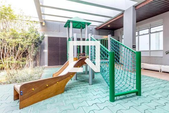 Apartamento mobiliado em Indianópolis, 2 quartos, academia e churrasqueira no condomínio. Ideal para comprar. — Playground