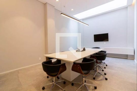 Apartamento mobiliado em Indianópolis, 2 quartos, academia e churrasqueira no condomínio. Ideal para comprar. — Office