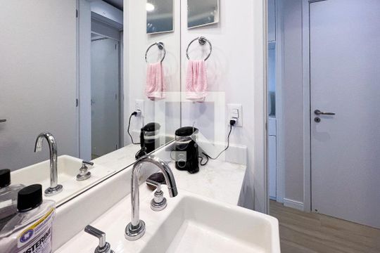 Apartamento mobiliado em Indianópolis, 2 quartos, academia e churrasqueira no condomínio. Ideal para comprar. — Banheiro da Suíte