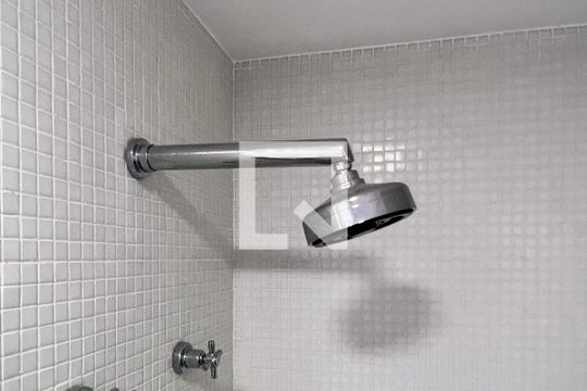 Apartamento mobiliado em Indianópolis, 2 quartos, academia e churrasqueira no condomínio. Ideal para comprar. — Banheiro