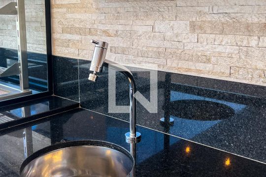 Apartamento mobiliado em Indianópolis, 2 quartos, academia e churrasqueira no condomínio. Ideal para comprar. — Varanda