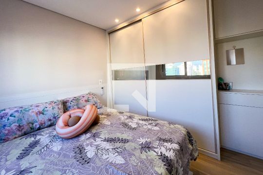 Apartamento mobiliado em Indianópolis, 2 quartos, academia e churrasqueira no condomínio. Ideal para comprar. — Suíte