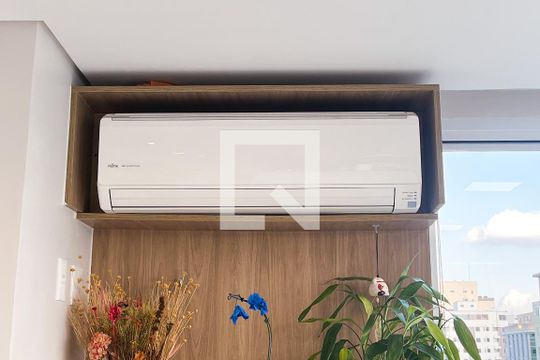 Apartamento mobiliado em Indianópolis, 2 quartos, academia e churrasqueira no condomínio. Ideal para comprar. — Sala