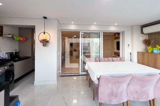 Apartamento mobiliado em Indianópolis, 2 quartos, academia e churrasqueira no condomínio. Ideal para comprar. — Varanda
