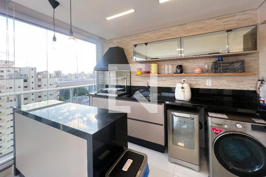 Apartamento mobiliado em Indianópolis, 2 quartos, academia e churrasqueira no condomínio. Ideal para comprar. — Varanda