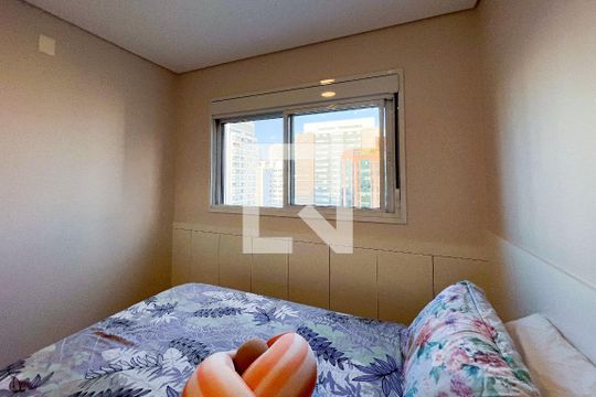 Apartamento mobiliado em Indianópolis, 2 quartos, academia e churrasqueira no condomínio. Ideal para comprar. — Suíte