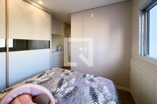 Apartamento mobiliado em Indianópolis, 2 quartos, academia e churrasqueira no condomínio. Ideal para comprar. — Suíte