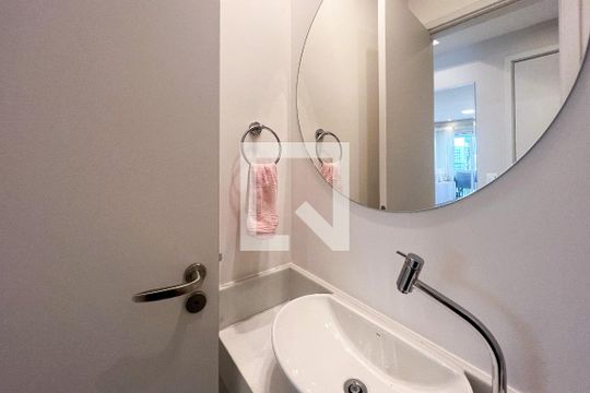 Apartamento mobiliado em Indianópolis, 2 quartos, academia e churrasqueira no condomínio. Ideal para comprar. — Lavabo