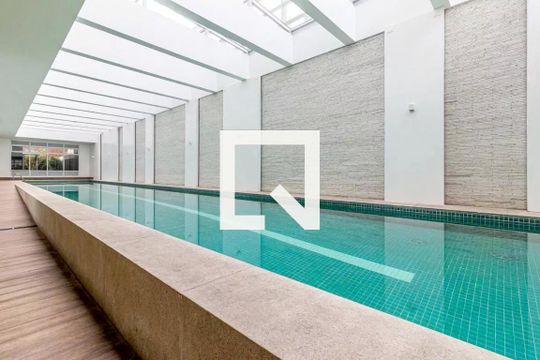 Apartamento mobiliado em Indianópolis, 2 quartos, academia e churrasqueira no condomínio. Ideal para comprar. — Piscina Coberta