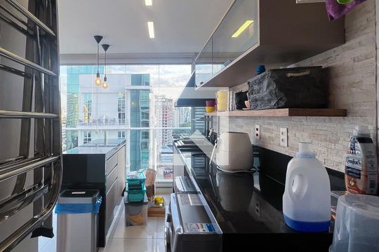 Apartamento mobiliado em Indianópolis, 2 quartos, academia e churrasqueira no condomínio. Ideal para comprar. — Cozinha/Área de Serviço