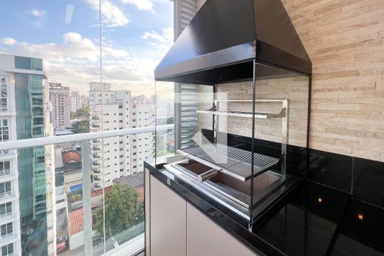 Apartamento mobiliado em Indianópolis, 2 quartos, academia e churrasqueira no condomínio. Ideal para comprar. — Varanda