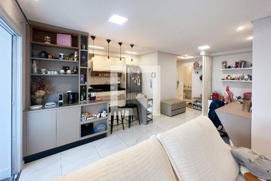 Apartamento mobiliado em Indianópolis, 2 quartos, academia e churrasqueira no condomínio. Ideal para comprar. — Sala