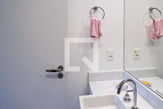 Apartamento mobiliado em Indianópolis, 2 quartos, academia e churrasqueira no condomínio. Ideal para comprar. — Banheiro