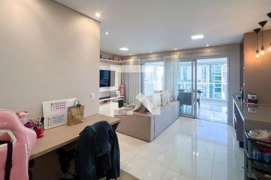 Apartamento mobiliado em Indianópolis, 2 quartos, academia e churrasqueira no condomínio. Ideal para comprar. — foto 1
