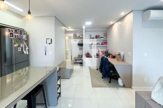 Apartamento mobiliado em Indianópolis, 2 quartos, academia e churrasqueira no condomínio. Ideal para comprar. — Sala